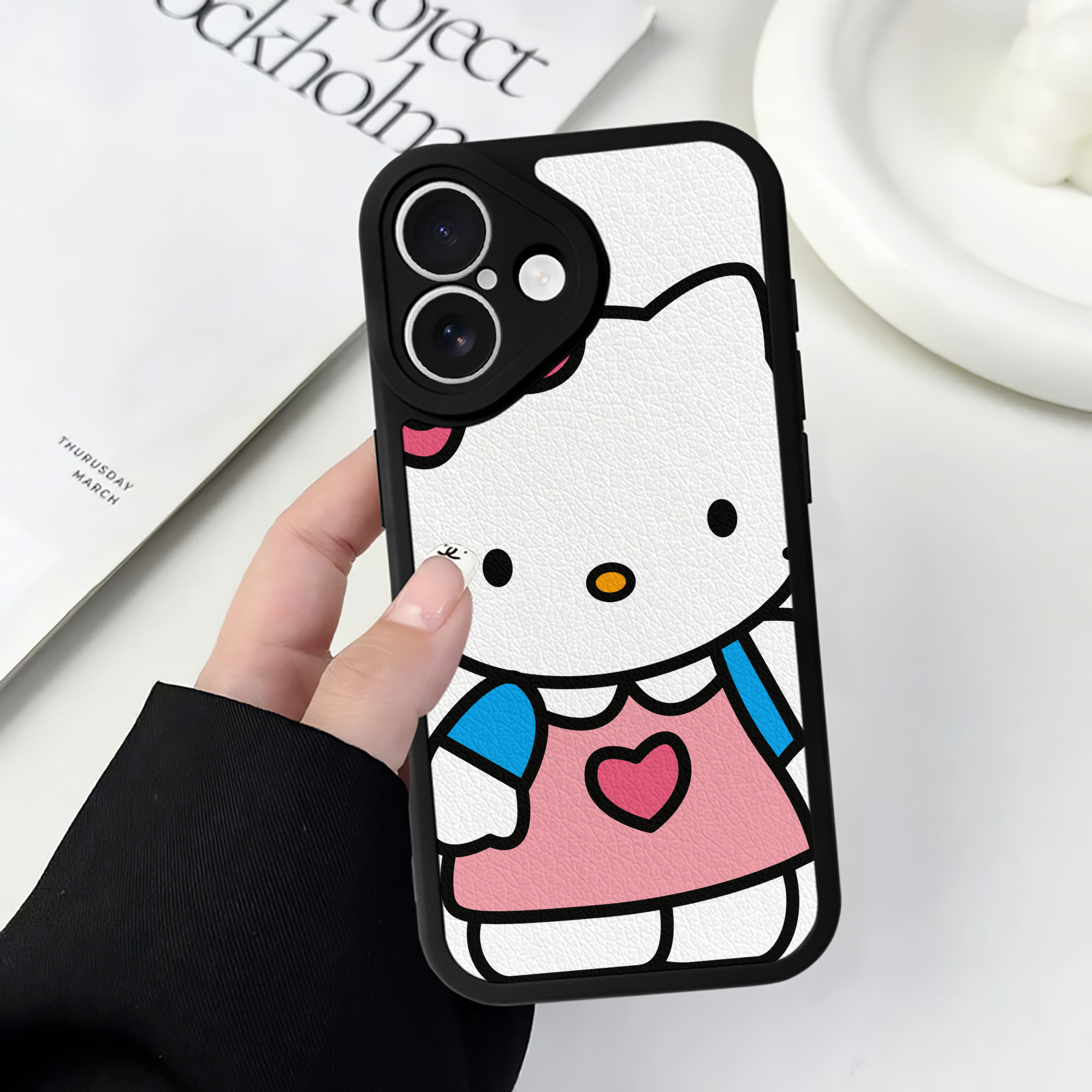 （画像用） Hello Kitty ハローキティ 【iPhone 16シリーズ対応】シリコンスマホケース（レザー調） 材質：シリコン